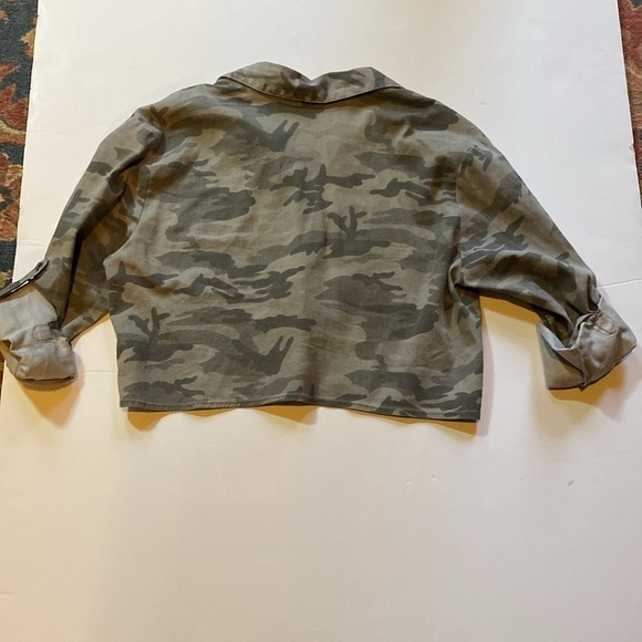 Sneak Peek Camouflage Cropped Jacket. Women’s size Small. Great condition. - Picture 3 of 5
